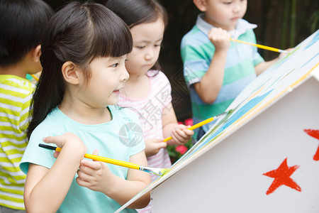 做艺术的素材快乐男孩活力幼儿园的学生在做手工背景