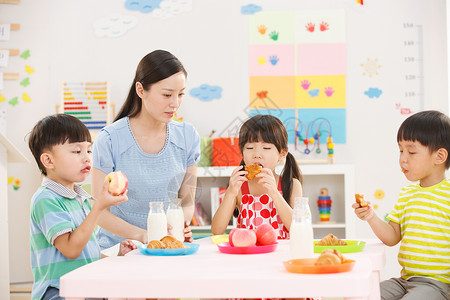 咀嚼食物教室幼儿园儿童在吃早餐背景