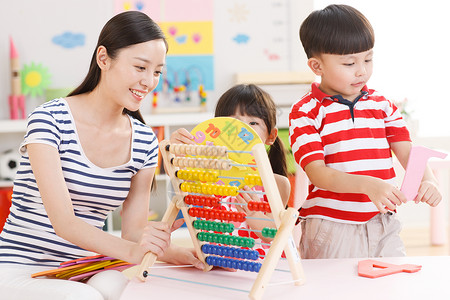 用算盘的人老师和儿童在幼儿园里学习背景