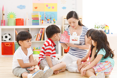 幼儿智力老师和儿童在幼儿园里学习背景