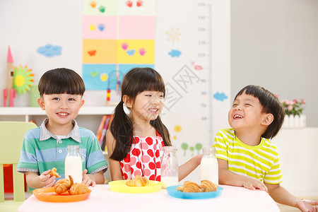 捡瓶子女孩学校餐幼儿园儿童在吃早餐背景