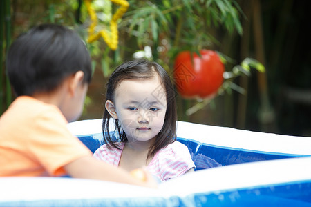 纯洁不看镜头快乐幼儿园儿童在户外活动图片