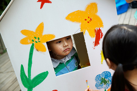 儿童画家蹲户外无忧无虑幼儿园的学生在做手工背景
