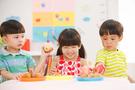 幼儿园儿童在吃早餐苹果图片