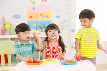 私立学校幼儿园儿童在吃早餐图片