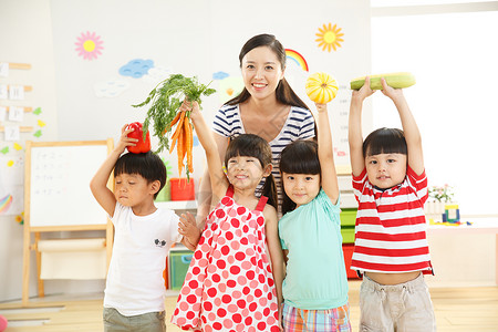 早期学习快乐享乐老师和儿童在幼儿园里背景
