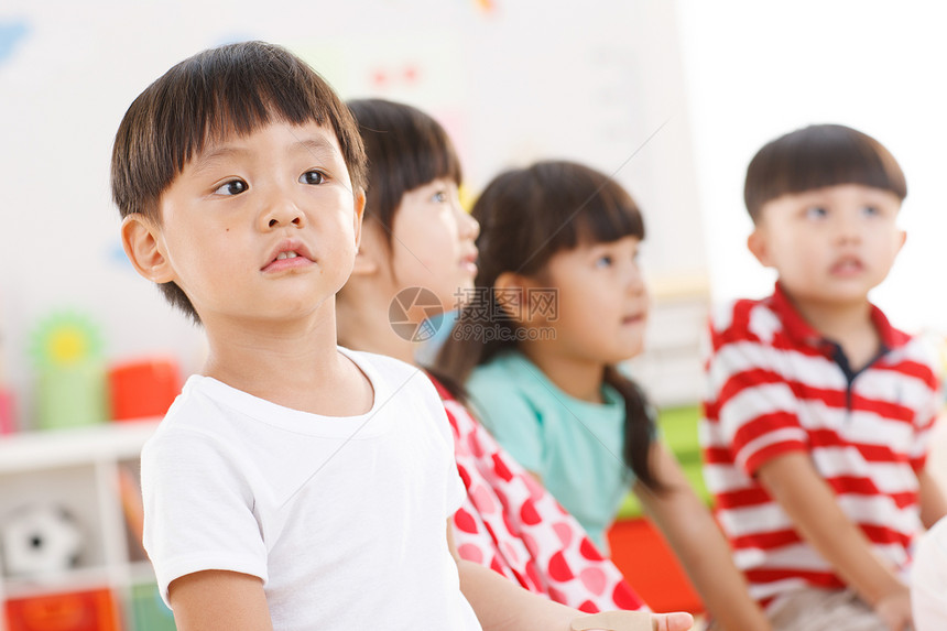 户内生长童年幼儿园儿童在娱乐室玩耍图片