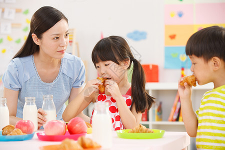 幼儿园儿童在吃早餐面包图片