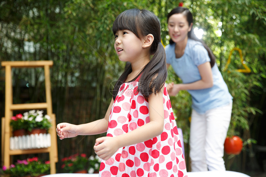 幼儿园教师和可爱的小女孩图片