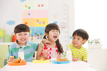 童年幼儿园儿童在吃早餐高清图片