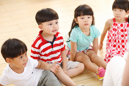泡沫地板幼儿园儿童在娱乐室玩耍背景