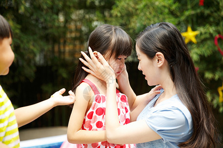 吹葫芦丝的男孩幼儿园里教师在安慰受伤的儿童背景