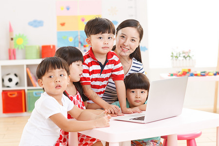 男生水平构图五个人幼儿园里老师和儿童使用电脑图片