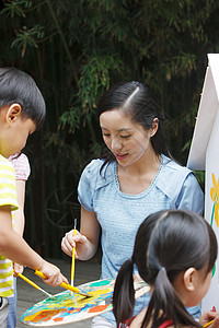 协助教师材料幼儿园的师生在做手工高清图片