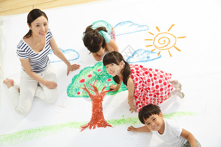 女孩进行中涂料幼儿园儿童和老师在作画背景图片
