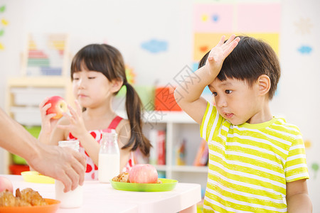 儿童餐盘健康饮食幼儿园儿童在吃早餐背景