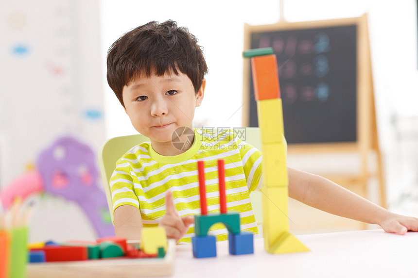 积木男孩男生幼儿园儿童在娱乐室玩耍图片