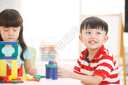 外国男生生长人休闲装幼儿园儿童在娱乐室玩耍背景