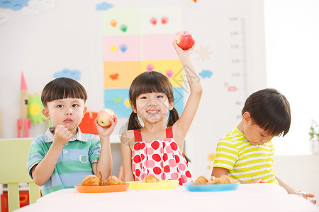 学龄儿童幼儿园儿童在吃早餐苹果图片
