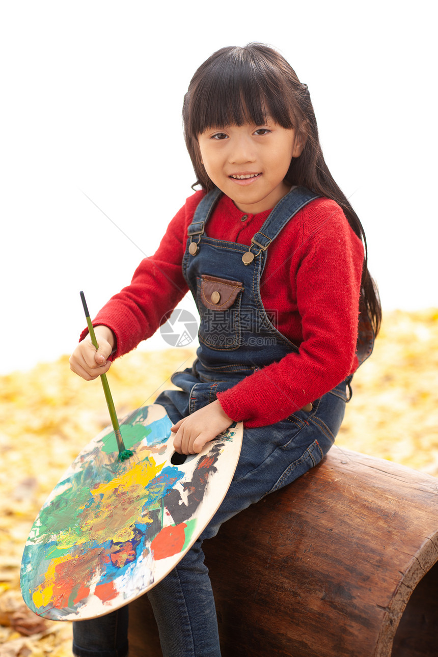 亚洲放松小女孩画画图片
