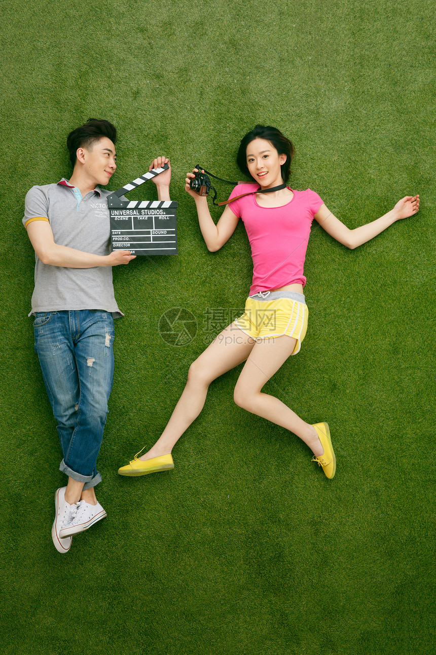 青年男人电影工业东方人青年情侣躺在草地上玩耍图片