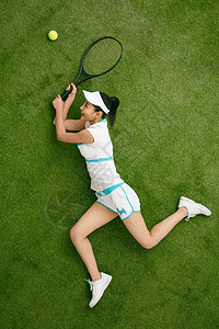 运动服时尚的青年女人打网球图片