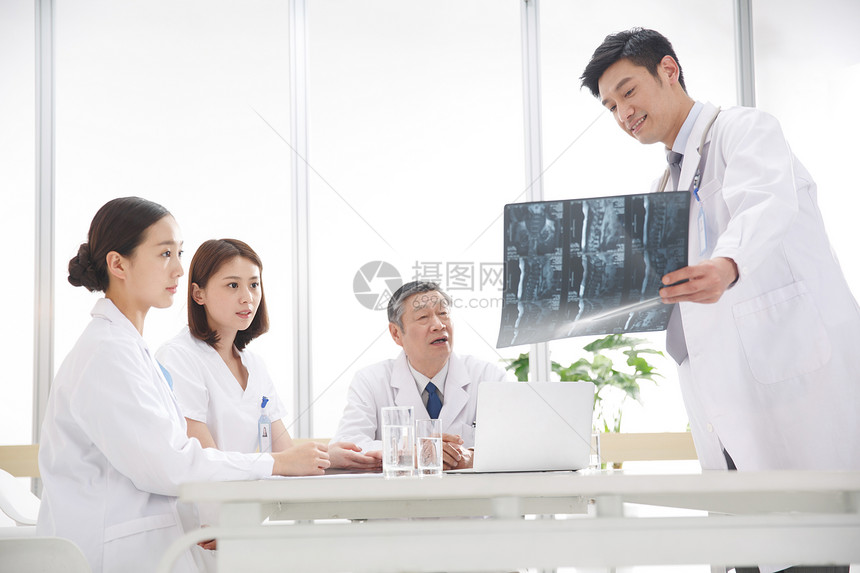 触摸专注协助医务工作者在看X光片图片