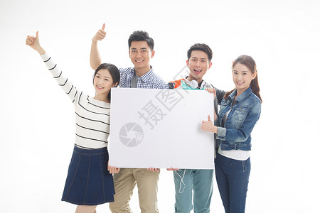 广告魅力快乐水平构图男人四个年轻的大学生拿着白板背景