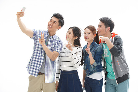 自由友谊半身像四个的大学生使用手机拍照图片