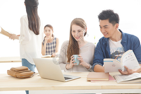 半身像成年学生年轻的大学生在学习图片