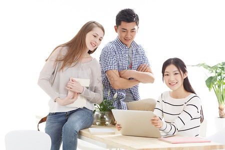 高等学府东方人桌子年轻的大学生在使用电脑图片