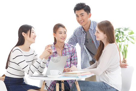 留学生女人美女年轻的大学生在使用电脑高清图片