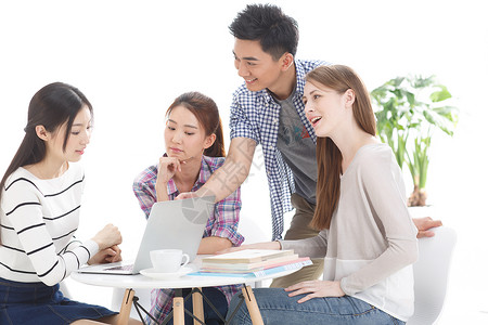 成人白种人留学生男人学习年轻的大学生在使用电脑背景