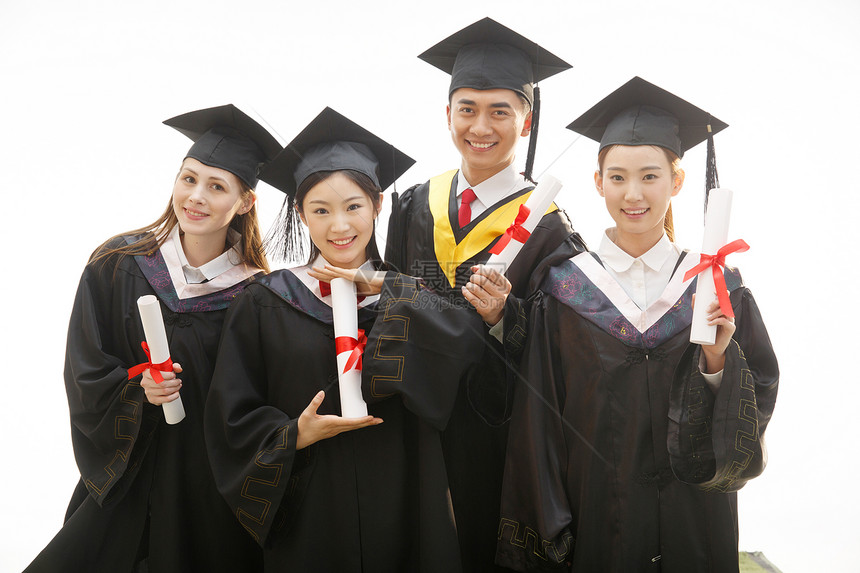 青年大学生穿着学士服庆祝毕业图片