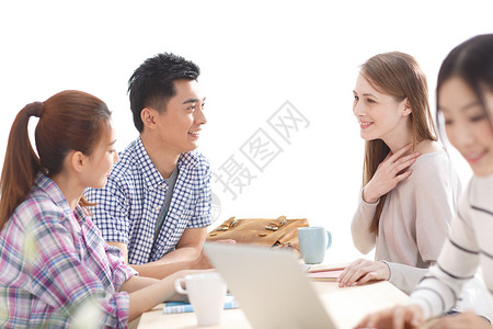 智慧知识教科书年轻的大学生在使用电脑图片