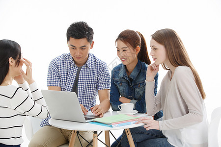 一群留学生青年人青年女人开端年轻的大学生在使用电脑背景