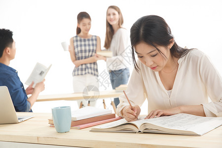 年轻的成年女性亚洲人同学休闲装年轻的大学生在学习背景