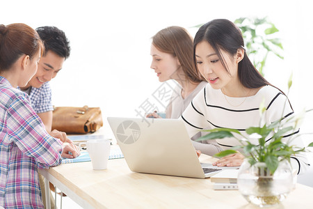 中国互联网多种族人摄影年轻的大学生在使用电脑背景
