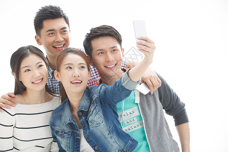 搂肩膀的情侣团队电子产品成年学生四个的大学生使用手机拍照背景