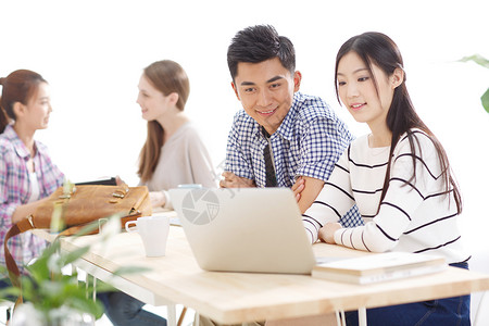 知识快乐亚洲年轻的大学生在使用电脑图片