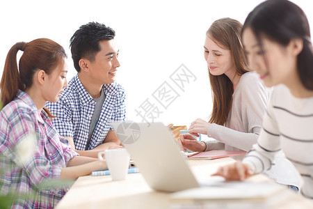 一群留学生留学生长发知识年轻的大学生在使用电脑背景