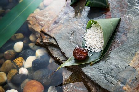 水中粽叶里的糯米和红枣图片