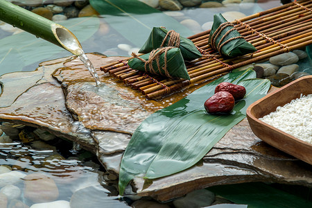 水中竹筏上的端午粽子高清图片