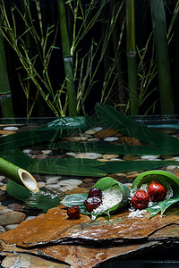 竹子和水素材水中粽叶里的糯米和红枣背景