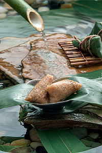 小溪流水边的肉粽背景图片