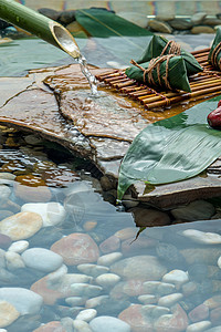 小溪流水边的粽子背景图片