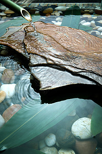 竹筏鹅卵石流水图片
