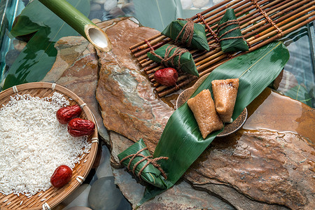 石头流流水下的糯米红枣粽和肉粽背景