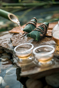 玻璃制品茶具和粽子图片