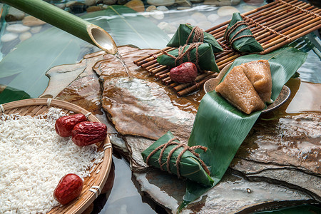粽香情浓元素流水下的糯米红枣粽和肉粽背景
